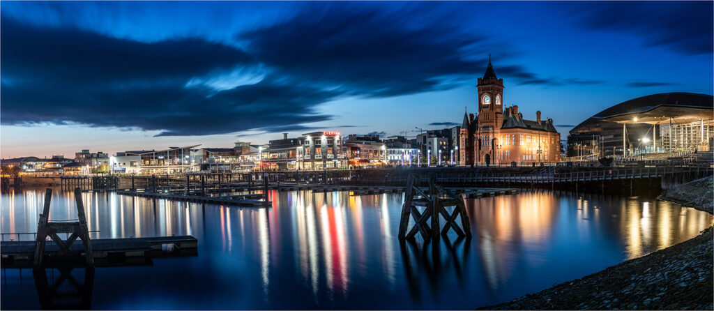 Cardiff Bay by Andre Van de Sande (3 shots pano,124 sec, f:5, 38mm)