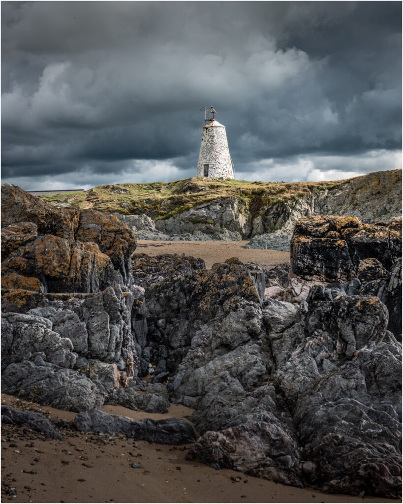 Twr bach Lighthouse by Niall